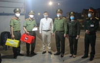 Báo An ninh Hải Phòng - Công ty TNHH Lê Quốc: Trao tặng quà tại chốt số 1 –Trạm thu phí QL5 (huyện An Dương)
