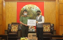 Công ty TNHH LG Innotek Việt Nam Hải Phòng trao 20.000 đôi găng tay và 400 bộ quần áo bảo hộ tặng CATP