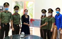 Đoàn thanh niên và Hội Phụ nữ Phòng An ninh kinh tế: Trao 100 tấm chắn giọt bắn tặng phường Hàng Kênh và Dư Hàng Kênh