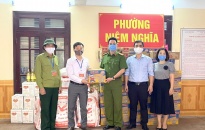 Công an phường Niệm Nghĩa, quận Lê Chân tiếp nhận ủng hộ của một người hảo tâm trong công tác phòng, chống dịch Covid 19