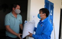 Đoàn thanh niên phường Minh Đức (quận Đồ Sơn): Trao 1 tấn gạo tặng công nhân, người lao động thất nghiệp do ảnh hưởng của dịch Covid-19