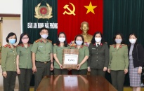 Hội phụ nữ CATP tặng khẩu trang và cồn sát trùng tới Hội phụ nữ Báo An ninh Hải Phòng để phòng chống dịch Covid 19
