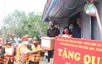 Trao quà tặng các hộ dân sinh sống ở vùng nước cảng Hải Phòng tại phường Máy Chai, Ngô Quyền