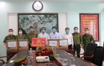 Giám đốc CATP thăm, trao 400 bộ quần áo y tế tặng Bệnh viện Hữu nghị Việt Tiệp 