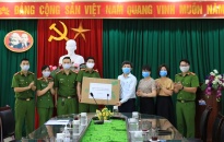 Phòng Cảnh sát môi trường (PC05)-CATP: Trao 1.000 khẩu trang vải tặng thầy và trò trường THPT Lê Quý Đôn