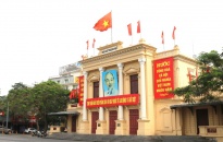 Đường phố Hải Phòng rợp trời sắc đỏ mừng ngày thống nhất đất nước