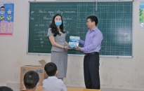 Thường trực Quận ủy Lê Chân:  Trao 2.500 chiếc khẩu trang kháng khuẩn tặng  Trường TH Nguyễn Đức Cảnh.