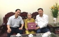 Chủ nhiệm UB Kiểm tra Thành ủy Đỗ Mạnh Hiến thăm, tặng quà Mẹ Việt Nam anh hùng và Lão thành Cách Mạng tại quận Lê Chân