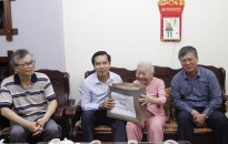 Lãnh đạo Ủy ban MTTQ Việt Nam thành phố thăm, tặng quà Mẹ Việt Nam Anh hùng, người có công 