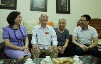 Trưởng ban Tuyên giáo Thành ủy thăm, tặng quà mẹ Việt Nam anh hùng, người có công với cách mạng quận Ngô Quyền
