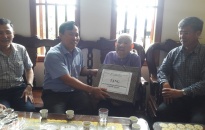 Đồng chí Lê Ngọc Trữ thăm, tặng quà gia đình chính sách tiêu biểu huyện An Dương