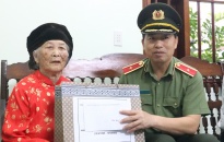 Thiếu tướng Vũ Thanh Chương, Giám đốc CATP thăm, tặng quà gia đình chính sách tại huyện Thủy Nguyên 