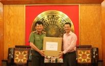 Công ty CP Hóa dầu và Xơ sợi Việt Nam: Trao 10.000 khẩu trang y tế tặng CATP phòng chống dịch Covid-19