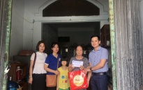 BHXH thành phố Hải Phòng: Tặng quà 5 gia đình chính sách 