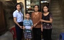 Hội Phụ nữ phường Thượng Lý (Hồng Bàng): Trao “Học bổng thân thiện với môi trường” tặng trẻ em