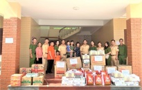 Đội CSGT-TT và Hội phụ nữ Công an quận Hồng Bàng: Thăm, tặng quà trẻ mồ côi tại Làng trẻ Hoa Phượng