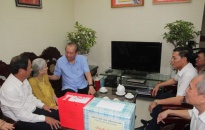 Phó Thủ tướng Thường trực Chính phủ Trương Hòa Bình thăm hỏi các gia đình có công với đất nước trên địa bàn thành phố