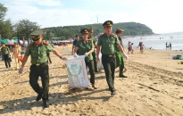 Báo An ninh Hải Phòng và Công an quận Đồ Sơn:  Ra quân làm sạch môi trường biển
