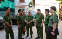 Đại tá Bùi Trung Thành – Phó Giám đốc CATP kiểm tra thực tế khu vực nhà tạm giữ một số đơn vị thuộc CATP