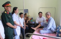Đồng chí Lê Khắc Nam - Phó Chủ tịch UBND thành phố thăm, tặng quà gia đình chính sách tại huyện Tiên Lãng 