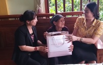 Huyện An Dương Thăm, tặng quà 7 Mẹ Việt Nam Anh hùng