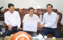 Chủ tịch UBND thành phố Nguyễn Văn Tùng thăm, tặng quà các gia đình chính sách trên địa bàn quận Lê Chân