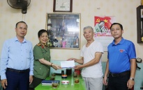 Báo An ninh Hải Phòng - Công ty CP Dược Hải Phòng - UBND phường Minh Khai thăm, tặng quà nhân ngày 27-7