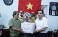Phó Chủ tịch UBND thành phố Nguyễn Văn Thành thăm, tặng quà đối tượng chính sách, người có công tại quận Ngô Quyền, Hải An