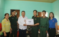 Trung Đoàn 50 (Bộ CHQS thành phố): Thăm, tặng quà các gia đình chính sách quận Đồ Sơn