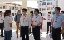 Thứ trưởng Bộ GD-ĐT Nguyễn Hữu Độ và Phó Chủ tịch UBNDTP Lê Khắc Nam kiểm tra công tác thi tốt nghiệp THPT tại Hải Phòng