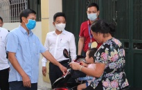 Chủ tịch UBND thành phố Nguyễn Văn Tùng kiểm tra đột xuất công tác phòng chống dịch COVID-19 tại phường Trại Chuối, quận Hồng Bàng.