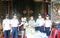 Thăm hỏi, tặng quà gia đình các nhân viên y tế tình nguyện tham gia chống dịch Covid - 19 tại Đà Nẵng