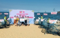 Sở Du lịch Hải Phòng Hải Phòng: Trao tặng 5 thùng rác mô hình “Cá voi ăn rác thải nhựa”