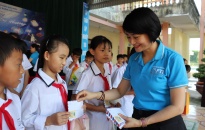 Công ty Bảo hiểm Bưu điện Hải Phòng - Báo An ninh Hải Phòng: Trao 100 suất quà Trung thu tặng học sinh Trường THCS Minh Tân