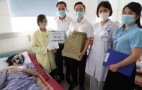 BHXH thành phố Hải Phòng:  Tặng thẻ BHYT cho bệnh nhân có hoàn cảnh đặc biệt