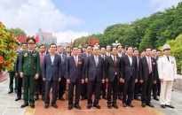 Thủ tướng Nguyễn Xuân Phúc dâng hương tưởng niệm các anh hùng liệt sỹ tại Hải Phòng