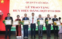Quận ủy Lê Chân:  134 đảng viên được trao tặng Huy hiệu Đảng đợt 07/11/2020