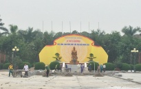 Cải tạo quảng trường và tường bao lan can hồ bán nguyệt Đền thờ Nguyễn Bỉnh Khiêm đạt 40 % khối lượng công việc  