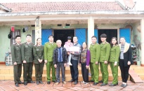 Liên Chi đoàn các phòng PC10, PX03, PA09: Trao kinh phí “Cùng em đến trường” tặng cháu Nguyễn Thị Hoàng Ngân