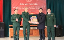 Công ty Cổ phần Nhựa Thiếu niên Tiền Phong chúc Tết CBCS Đồn Biên phòng Lũng Cú - Hà Giang
