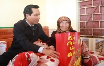 Chủ tịch Uỷ ban MTTQ Việt Nam thành phố thăm, tặng quà gia đình chính sách, hộ nghèo huyện Thuỷ Nguyên