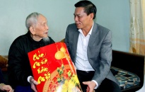 Chủ tịch UBND Nguyễn Văn Tùng, thăm, tặng quà chúc tết gia đình chính sách ở huyện An Dương