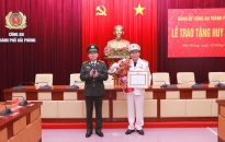Trao tặng Huy hiệu 30 năm tuổi Đảng tặng Đại tá Đào Quang Trường, Phó Giám đốc CATP