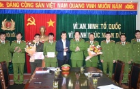 Phó Giám đốc Công an thành phố Bùi Trung Thanh khen thưởng Công an huyện Kiến Thụy về thành tích phát hiện, thu giữ 30kg pháo nổ