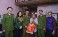 Công an phường Hàng Kênh, quận Lê Chân:  Trao tặng 50 suất quà tết tặng các gia đình  có hoàn cảnh khó khăn