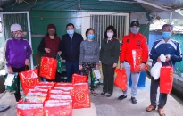 Báo An ninh Hải Phòng – Công ty Lê Quốc – Phường Minh Khai trao tặng quà tết cho các hộ gia đình xóm chài Tam Bạc