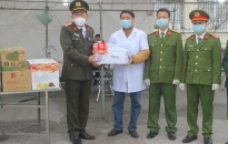 Đại tá Đào Quang Trường-Phó Giám đốc CATP  thăm, tặng quà các lực lượng phòng, chống dịch liên ngành