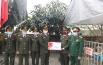 Thượng tá Lê Trung Sơn, Phó Giám đốc CATP: Tặng quà các chốt kiểm soát phòng chống dịch Covid-19 tại huyện An Dương