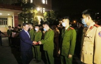 Chủ tịch UBND thành phố Nguyễn Văn Tùng thăm, tặng quà và chúc tết các đơn vị làm nhiệm vụ đêm giao thừa Tân Sửu 2021