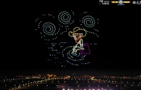 Xem 600 chiếc drone “vẽ” cuộc đời danh hoạ Van Gogh trên trời đêm